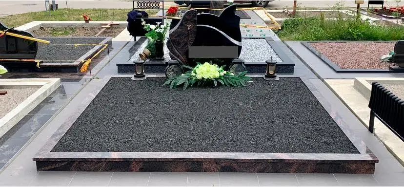 Dviguba kapavietė su granito apvadais, skalda ir juodo granito paminklu