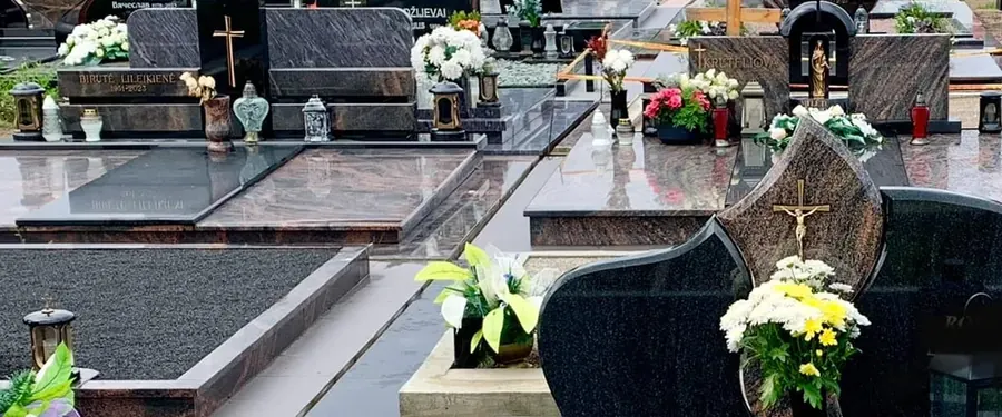 Poliruotomis granito plokštėmis uždengtos gretimos kapavietės kapinėse