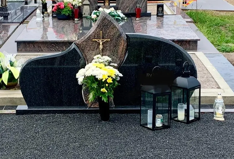 Bangos formos juodo granito paminklas su kryžiumi ir rudo granito įdėklu