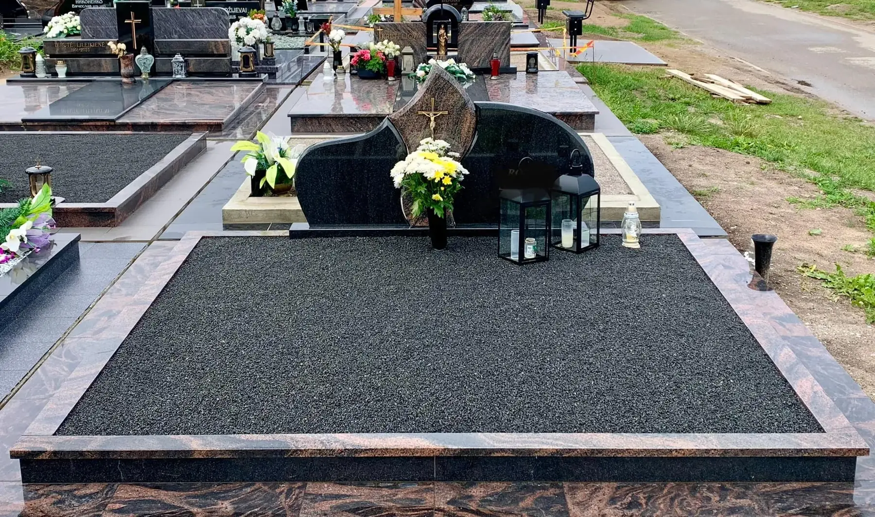 Juodo granito kapo paminklas ir sutvarkyta kapavietė su granito apvadais Klaipėdos rajono kapinėse