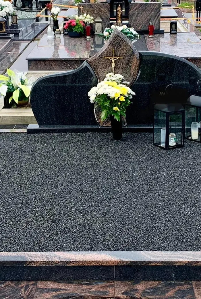 Sumontuotas granito paminklas su graviruotais įrašais ir sutvarkyta kapavietė